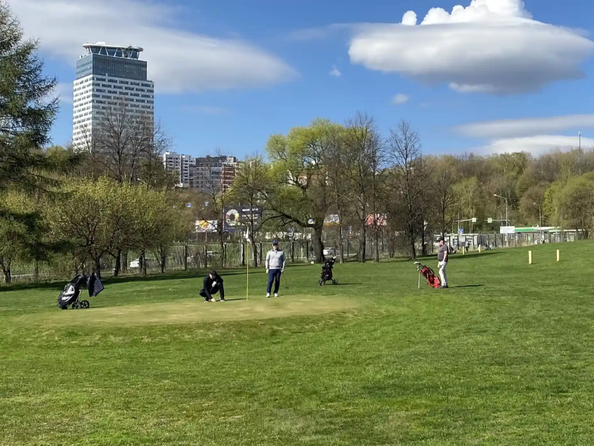 Гольф в Крылатском: гид по тренировкам и первым шагам в спорте Гольф в Крылатском: гид по тренировкам и первым шагам в спорте